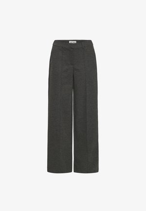 Pantaloni grigi a gamba larga realizzati in tessuto strutturato, con vita a media altezza, pieghe frontali e tasche ai lati. Etichetta del marchio visibile.