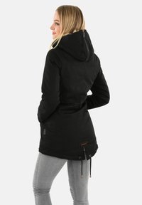 Schwarze kapuzenparka-Jacke mit geraffter Taille, langen Ärmeln und strukturiertem Finish. Verfügt über Kordeln an der Taille und am Saum.