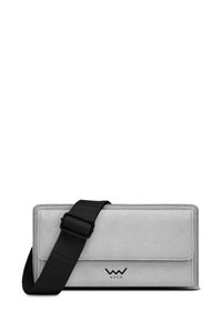 Světlě šedá obdélníková kožená crossbody taška s přední klopou a širokým nastavitelným černým popruhem, logo VUCH tištěné na přední straně.