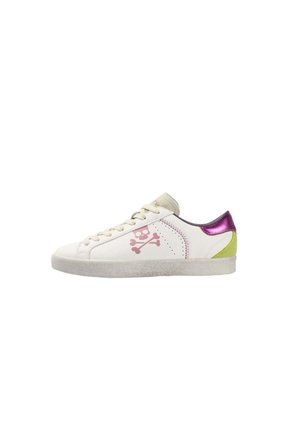 Zapatilla blanca de caña baja con diseño rosa de calavera y huesos cruzados, lengüeta metálica morada y parche verde lima en la parte trasera.