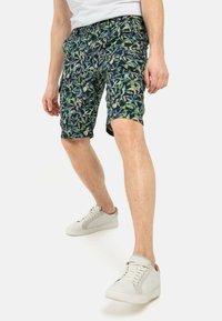 Herren navy Shorts mit einem grünen und beigen Blattmuster, aus leichtem Stoff gefertigt, mit einem elastischen Bund und seitlichen Taschen.