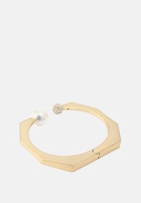 Syklisk guldarmband med en slät pärla och en kristallprydd sfärisk detalj. Polerad metallyta med en modern design.