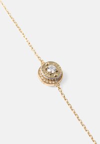 Pulseira de ouro com um encantador redondo com uma pedra transparente no centro, acentuado por cristais menores e com marcação gravada. Design em corrente.