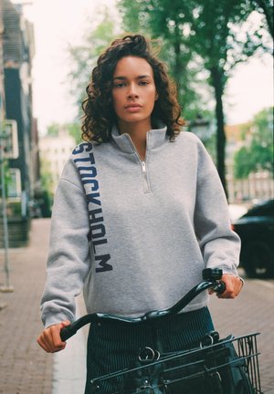 PULL&BEAR, QUARTER-ZIP WITH GRAPHIC - SWEATSHIRT - Sweatshirt - light grey