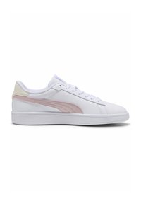 Sneakers bianchi con tomaia in pelle liscia, dettagliati con accenti rosa e strisce laterali testurizzate, e suola in gomma bianca.