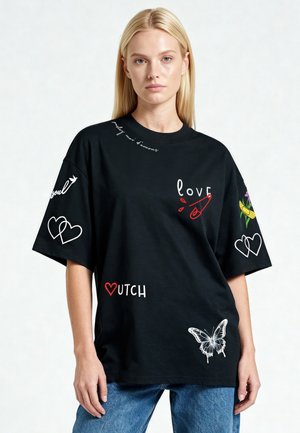 Mira Paris TATTOO SWEETHEART OVERSIZED DROPPED SHOULDER TEE 26 UNISEX - T-Shirt print - black