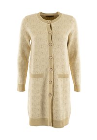 Cardigan beige con mangas largas, cierre de botones en la parte delantera, dos bolsillos y un patrón texturizado que presenta un diseño de logo repetido.