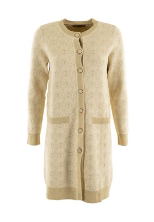 Cardigan beige con mangas largas, cierre de botones en la parte delantera, dos bolsillos y un patrón texturizado que presenta un diseño de logo repetido.