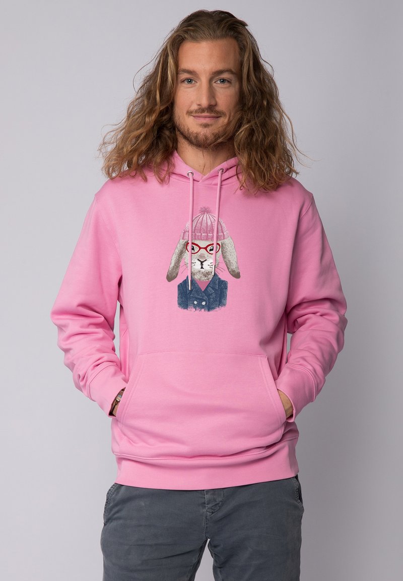 Roze katoenen hoodie met een kangoeroezak, voorzien van een grafisch motief van een konijn dat een bril en een gebreide muts draagt. Zachte textuur, standaard pasvorm.