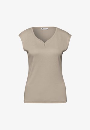 Beige dames top met korte mouwen en een V-halslijn, voorzien van twee kleine knoopjes onder de kraag, gemaakt van gladde stof.