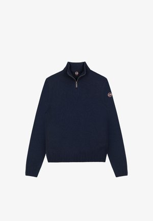 Tmavě modrý svetr s dlouhým rukávem, žebrovanými manžetami, polovičním zipem u límce a kulatou nášivkou s logem na levém horním rukávu.