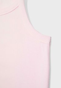 Haut sans manches rose clair à côtes avec un col rond, montré en gros plan sur un fond gris clair.
