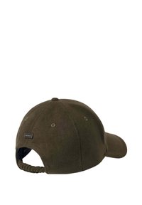 Chapeau en laine vert foncé avec un bord incurvé, sangle arrière réglable et couture visible. Il comporte des trous de ventilation et une étiquette de logo discrète.