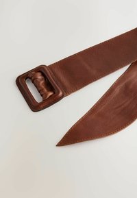 Ceinture en cuir brun avec une boucle rectangulaire dotée d'une prise texturée. La sangle est lisse, avec des coutures visibles le long des bords.