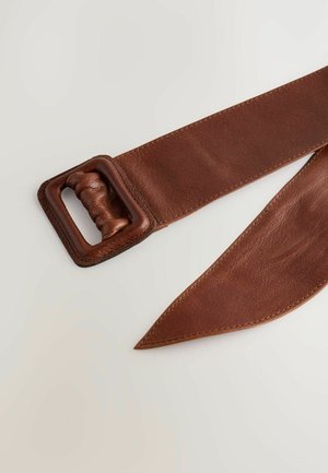 Bruine leren riem met een rechthoekige gesp voorzien van een gestructureerde grip. De band is glad, met zichtbare stiksels langs de randen.