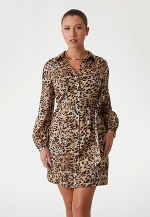Abito camicia con stampa leopardata in morbido tessuto, caratterizzato da un colletto, una chiusura a bottoni e una vita con cintura, con maniche a palloncino.