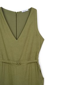 Tuta verde oliva con scollatura a V profonda, vita con cintura e tasche laterali. Realizzata in tessuto testurizzato con chiusura a zip posteriore.