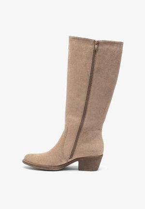 Beiger Wildleder-Stiefel bis zur Mitte der Wade mit seitlichem Reißverschluss und niedrigem gestapeltem Absatz.