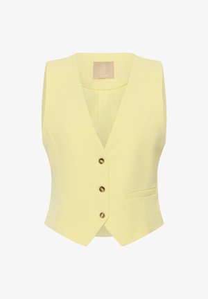 Chaleco sin mangas de color amarillo claro, entallado, con tres botones marrones y un pequeño bolsillo delantero, con cuello en V.