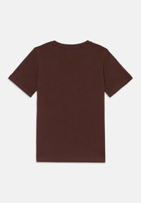 Bruine katoenen T-shirt met korte mouwen, een ronde hals en een gladde textuur. Eenvoudig ontwerp zonder zichtbare patronen of accenten.