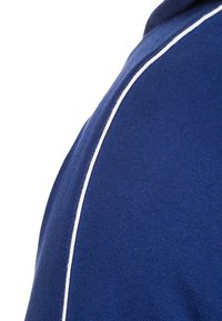 Marinblå sweatshirt med ett mjukt, texturerat tyg. Har en vit accentremsa som löper längs axelsömmen. Minimalistisk design.