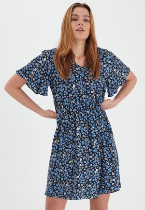 Floral Kleid mit dunkelblauem Hintergrund und blauen sowie grünen Blumen, kurzen, schwingenden Ärmeln, einem V-Ausschnitt und einem elastischen Bund.