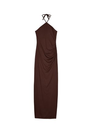 Vestido sin mangas color marrón oscuro con cuello halter, detalle fruncido en el lado derecho y falda recta hasta el suelo.