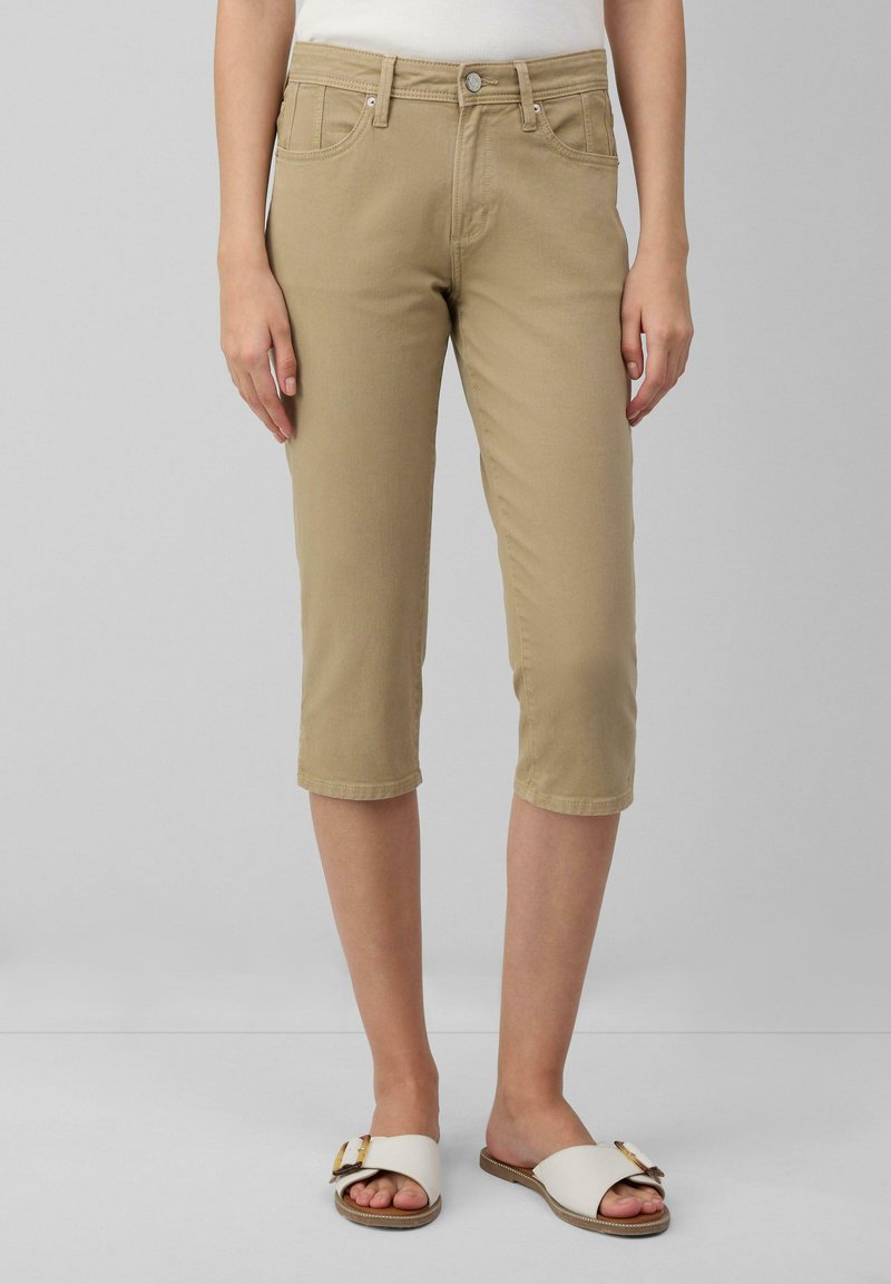 Pantaloni cropped khaki in cotone, con un classico design a cinque tasche, chiusura con bottone in metallo e orli arrotolati.