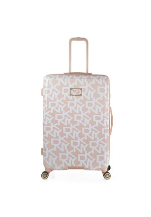 Maleta rígida en rosa empolvado con patrón de logo blanco, mango retráctil y cuatro ruedas para movilidad. Detalles en dorado visibles.
