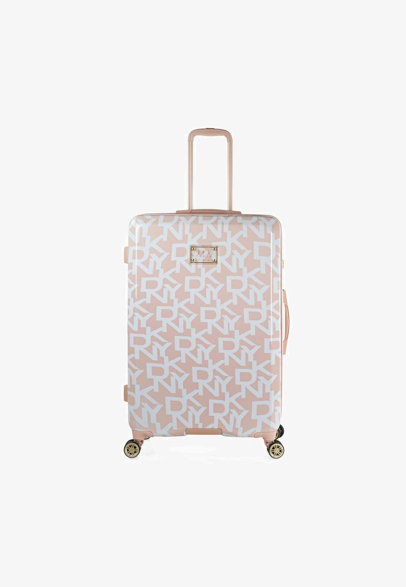 Maleta rígida en rosa empolvado con patrón de logo blanco, mango retráctil y cuatro ruedas para movilidad. Detalles en dorado visibles.