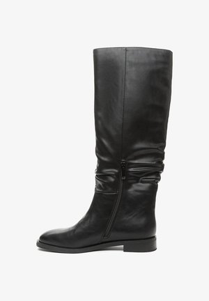 Botín de cuero negro hasta la rodilla con cremallera lateral, tacón bajo, punta redonda y un ligero detalle de caída.