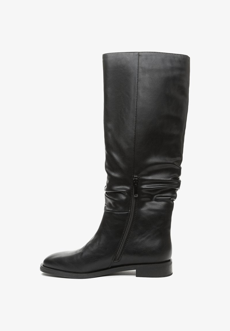 Juodos odinės aukštos botai iki kelių su šoniniu užtrauktuku, žemu kulnu, apvalia nosimi ir šiek tiek susiraukšlėtu dizainu.