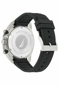 Cinturino in gomma nera con superficie texturizzata, retro in acciaio inossidabile e marchio Nautica; presenta due pulsanti e una corona.