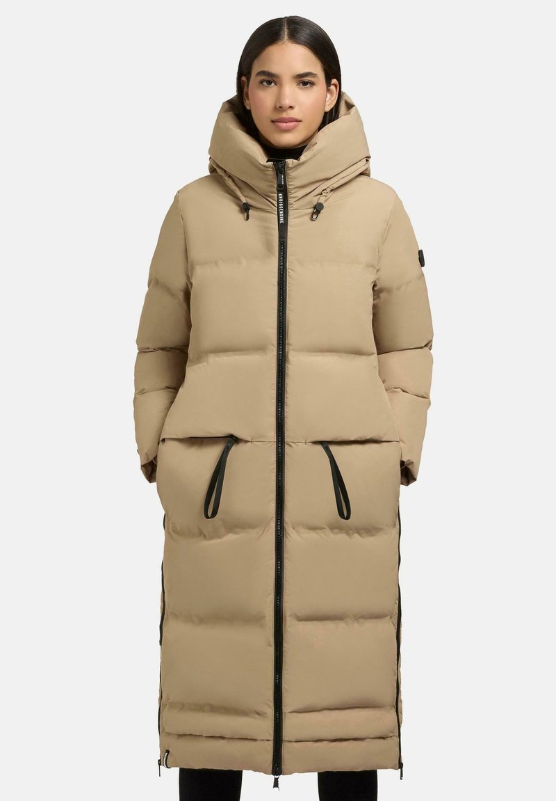 Cappotto puffer beige con cappuccio, dotato di una zip frontale, due tasche frontali e cordini regolabili. Design spesso e trapuntato per il calore.