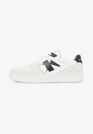 Sneaker bianco realizzato in pelle e camoscio, con un grande logo nero, lacci piatti e una suola in gomma texture.