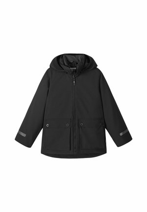Giacca nera con cappuccio, zip frontale, due tasche con pattina e bottoni e strisce riflettenti sulle maniche inferiori su sfondo bianco.