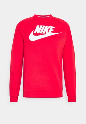 Czerwona bluza Nike z długim rękawem, z białym logo i szczytem na piersi, ściągaczami na mankietach i dole, przedstawiona na jednolitym jasnym tle.