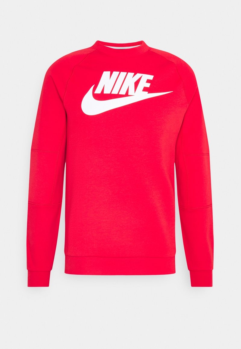Sweatshirt Nike rouge à manches longues avec logo blanc et swoosh sur la poitrine, poignets et ourlet côtelés, présenté sur un fond clair uni.