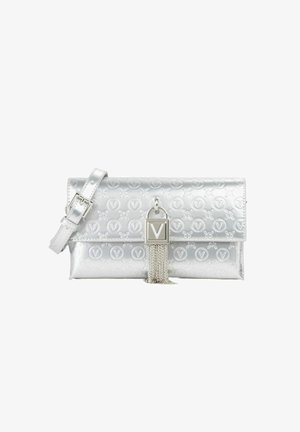 Pochette métallique argentée embossée de motifs en V et floraux, avec un ornement de serrure avant en forme de V et des chaînes argentées pendantes.