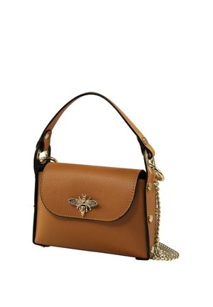 Petit sac à main en cuir tanné de couleur beige avec une poignée supérieure, orné d'une abeille dorée sur le rabat, une bandoulière en chaîne dorée, et des détails de rivets dorés sur les côtés.