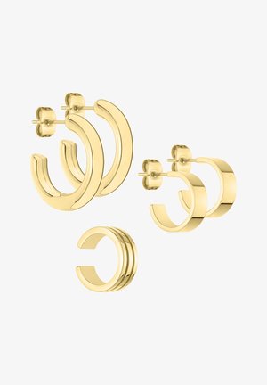 Drie paren gouden oorbellen: grote halvemaan-hoepels, kleine ronde studs en een driebandige cuff. Glad oppervlak, glanzende textuur en minimalistisch ontwerp.