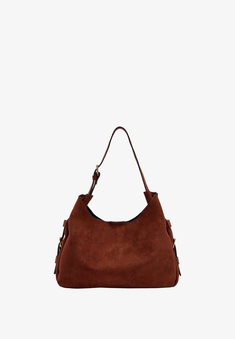 Brązowa zamszowa torba na ramię o zaokrąglonym kształcie, z górnym otwarciem i regulowanymi paskami. Gładka faktura z minimalną ilością metalowych dodatków.