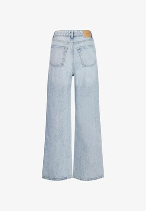 Lyseblå vide denimjeans med høy midje og to baklommer, med en liten brun skinnmerke på midjebåndet.