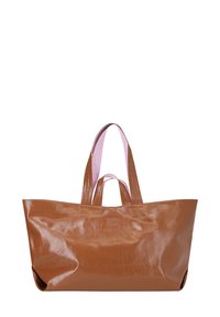 Sac fourre-tout brillant marron avec des poignées roses, de forme rectangulaire, texture lisse, arborant un design minimaliste et un détail de marque subtil.