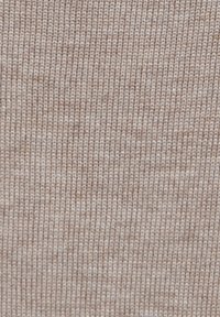 Beżowa dziana tkanina o drobnej, prążkowanej strukturze, prezentująca jednolity wzór i gładki wygląd. Odpowiednia do różnych zastosowań tekstylnych.