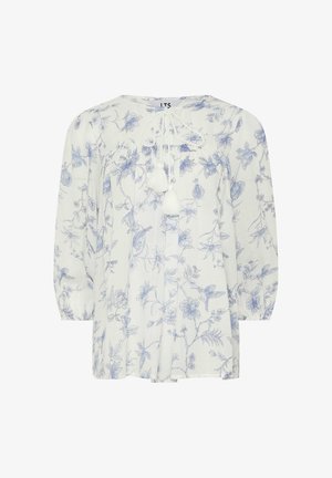 Weiße Bluse mit hellblauen Blumen- und Vogelmustern, Dreiviertelärmeln, rundem Ausschnitt und vorderen Quastenbändern.