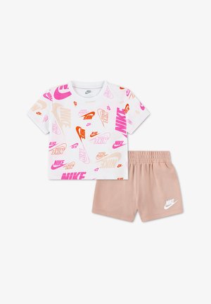 Cămașă albă cu mâneci scurte, cu sigle Nike roz, portocalii și bej, asortată cu pantaloni scurți maro deschis cu talie elastică, având un siglă albă Nike.