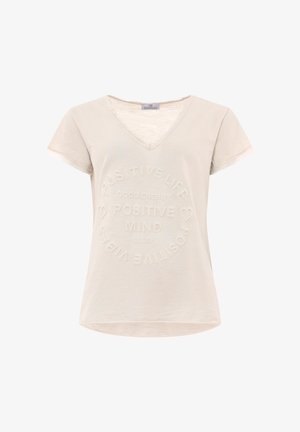 Hellbeige V-Ausschnitt-T-Shirt aus weichem Stoff mit geprägtem Text: "POSITIVE LIFE GOOD ENERGY POSITIVE MIND CLUB" in kreisförmigem Design.