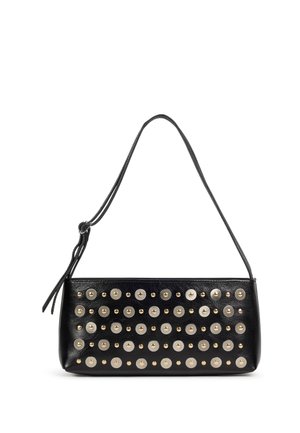 Sac à bandoulière en cuir noir avec une sangle unique, décoré de rangées de gros et petits clous métalliques ronds à l'avant.