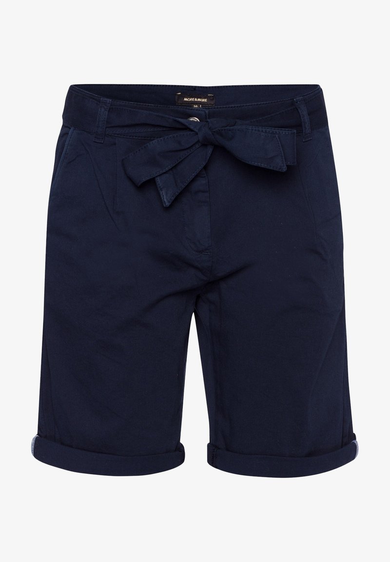 Shorts bleu marine longueur genou avec revers roulés, poches avant, passants pour ceinture et ceinture en tissu nouée en nœud à la taille.